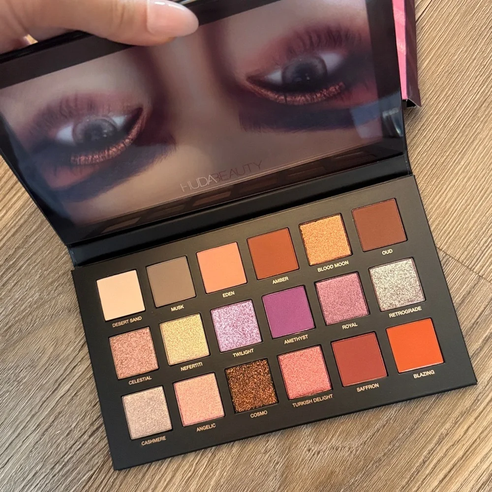 New Huda Beauty Desert Dusk Eyeshadow Palette